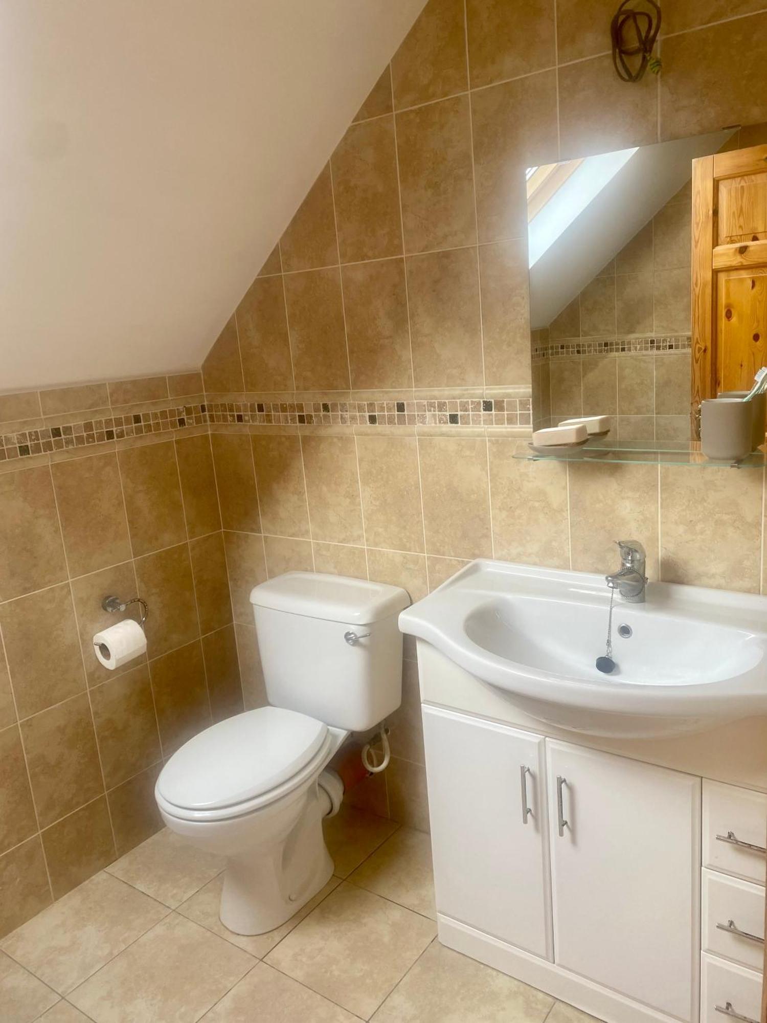 Irish Isle Oasis: Spacious 5-bedroom Retreat Holiday home Bungowla