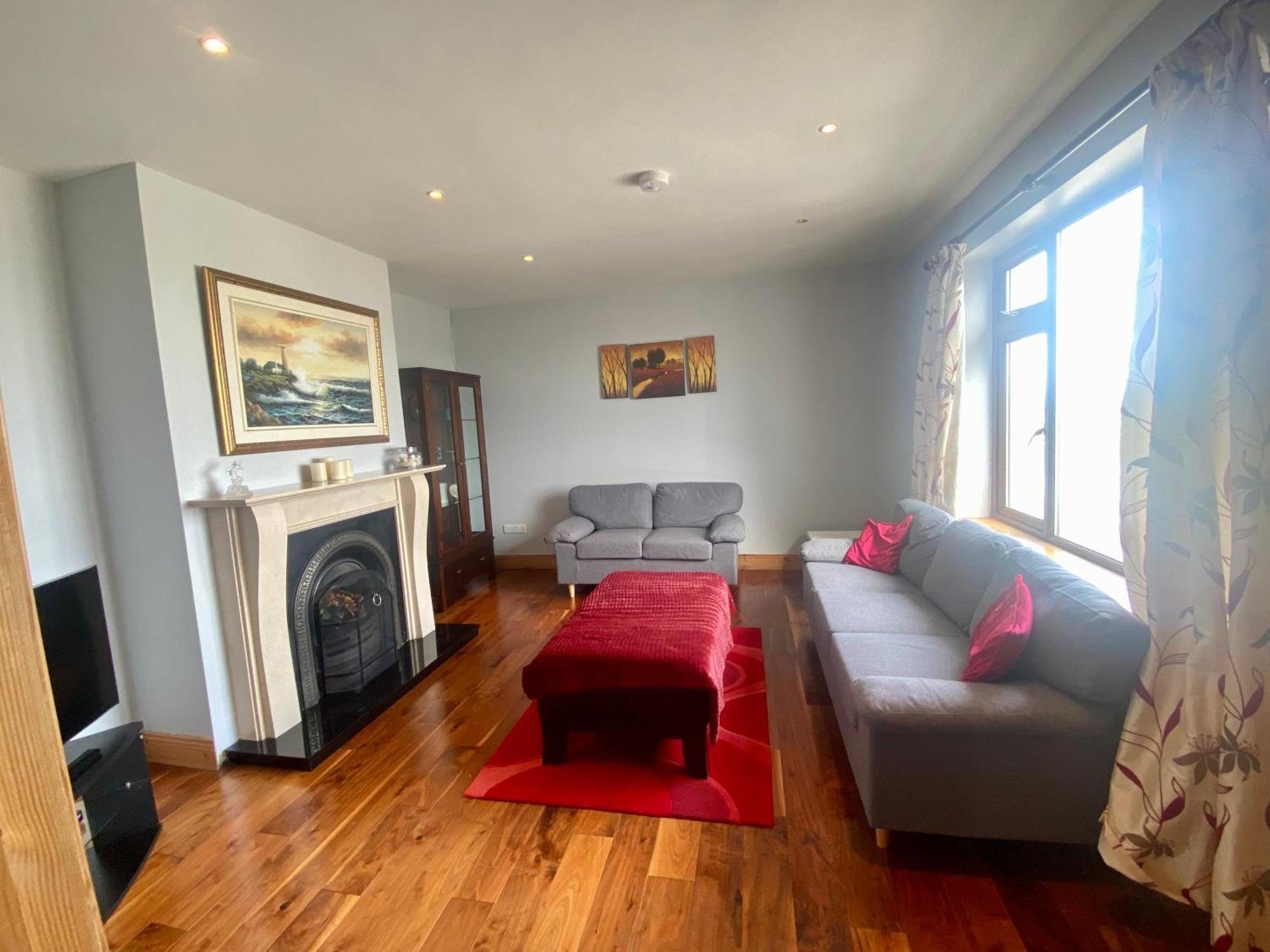 Irish Isle Oasis: Spacious 5-bedroom Retreat Holiday home