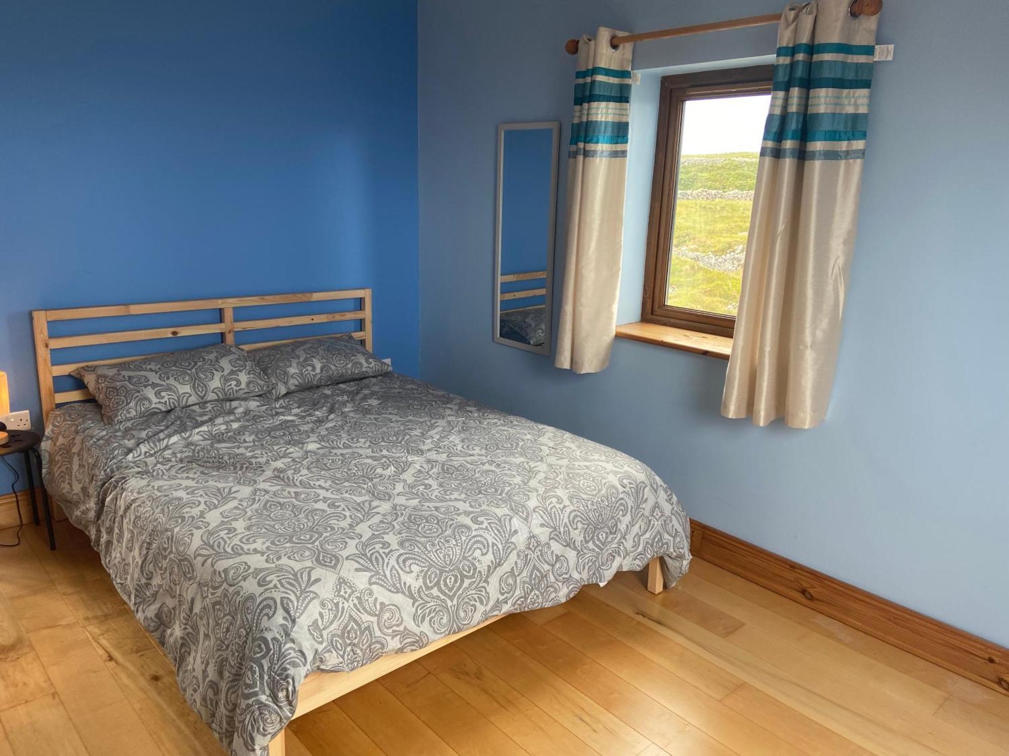 Irish Isle Oasis: Spacious 5-bedroom Retreat Bungowla