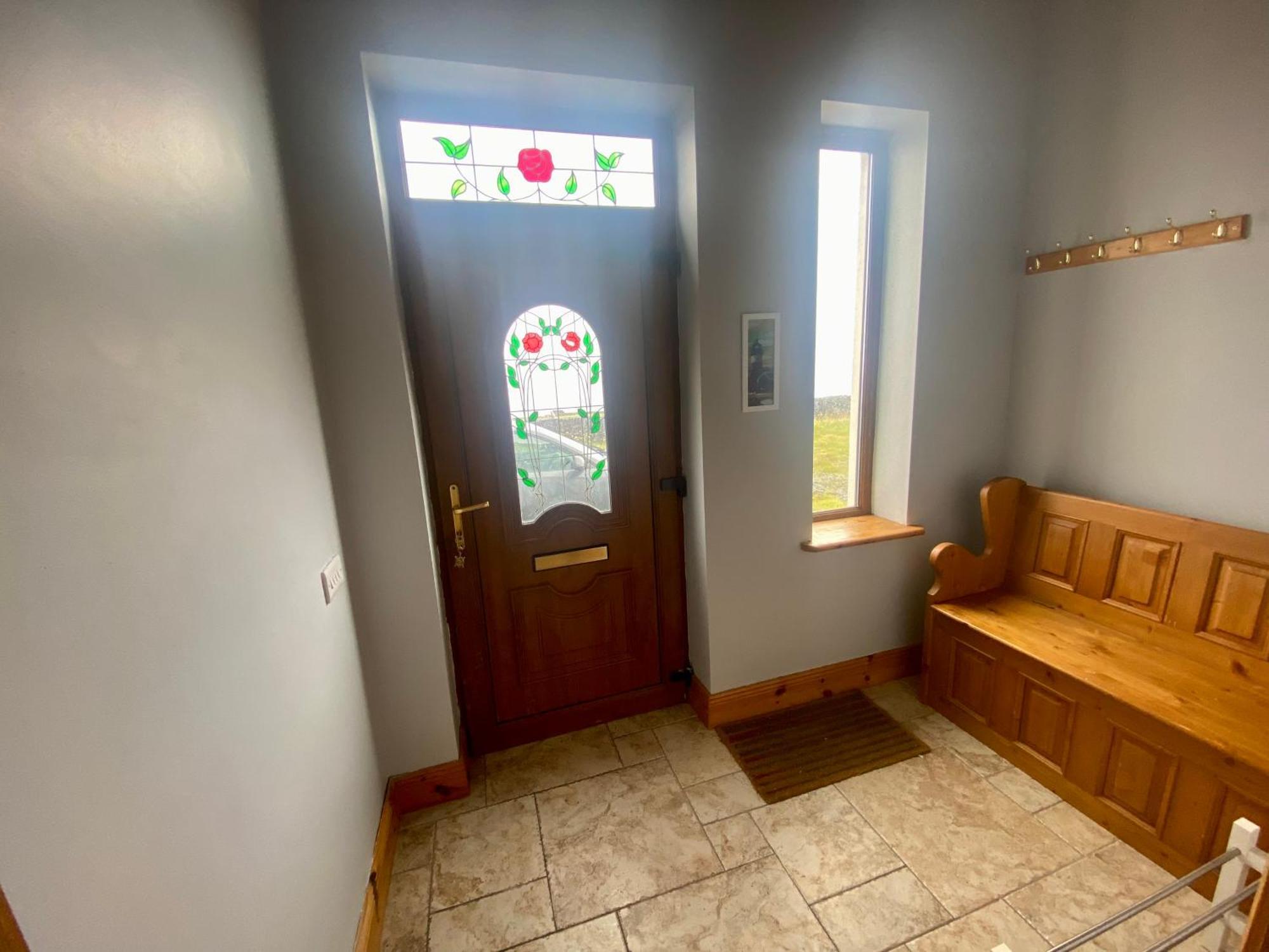 Irish Isle Oasis: Spacious 5-bedroom Retreat Holiday home Bungowla